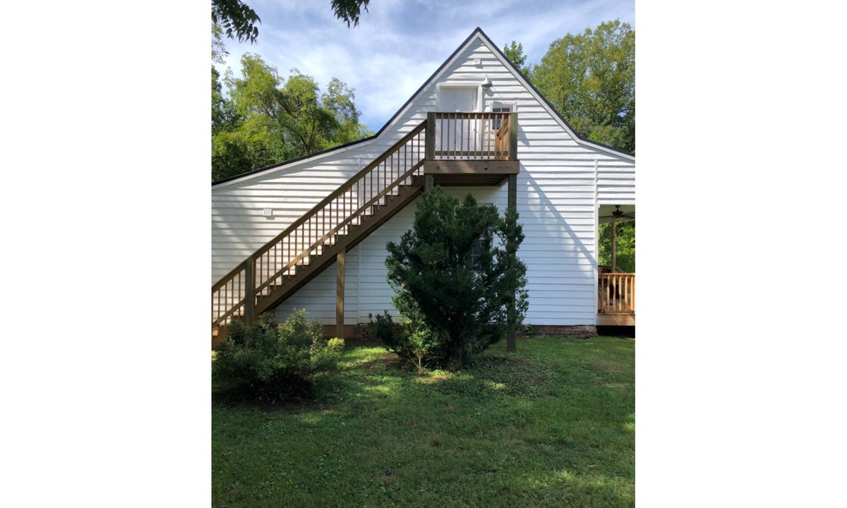 Alton Bed & Breakfast | Oak Grove B&B Treehouse Queen Bed 2 Porches-Pet Friendly