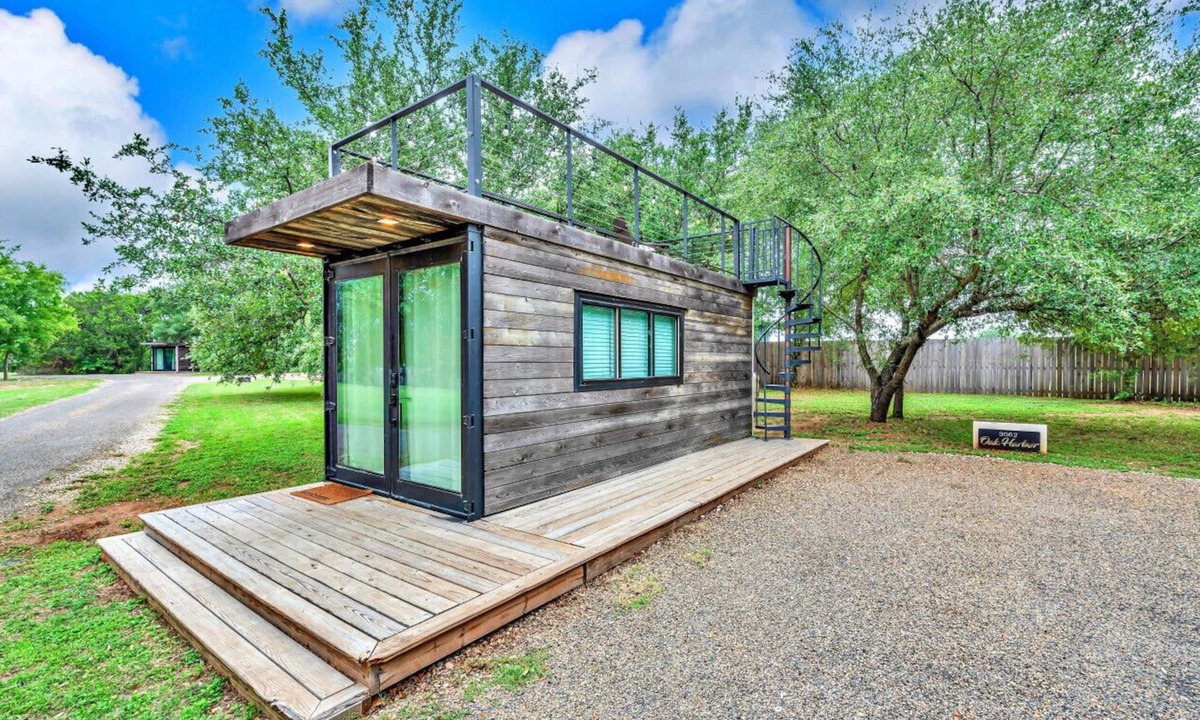Waco House | Oak Harbor - Container Home Near Baylor, Magnolia