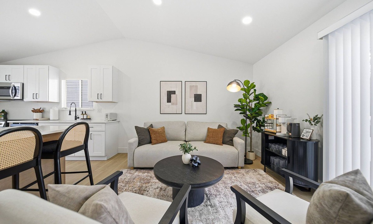 Kilbourne House | Oak Haus Bright Modern Stay