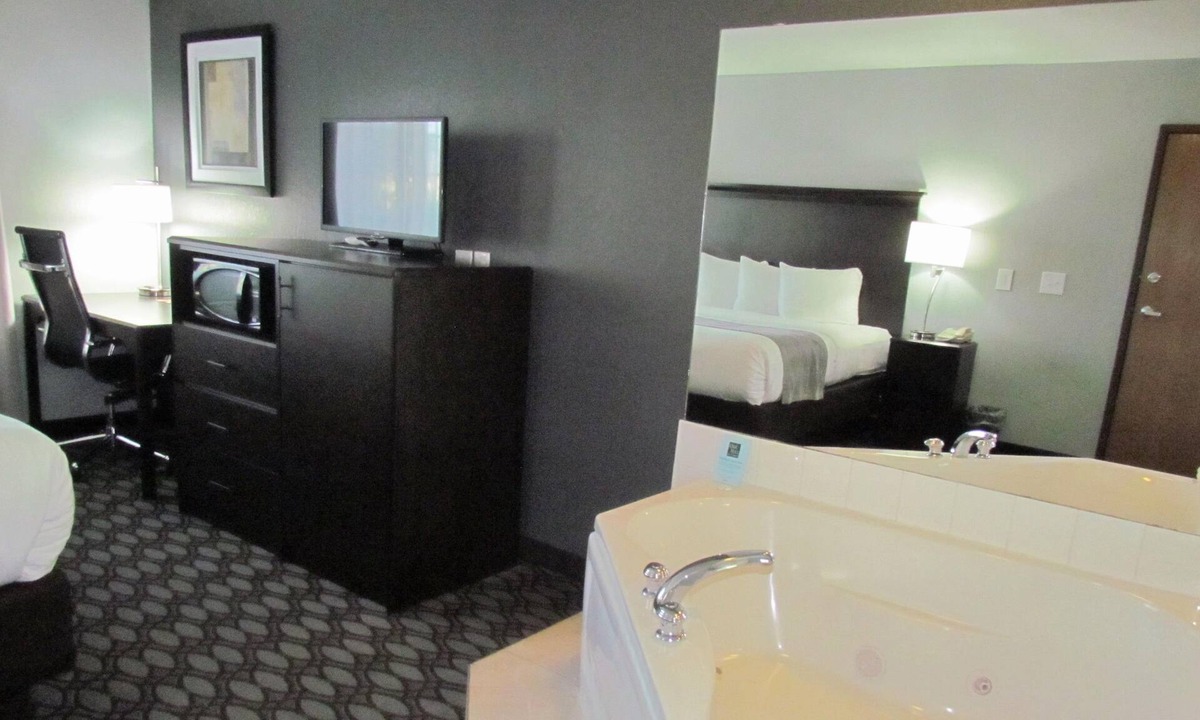 Canton Hotel | Oak Hill Inn & Suites