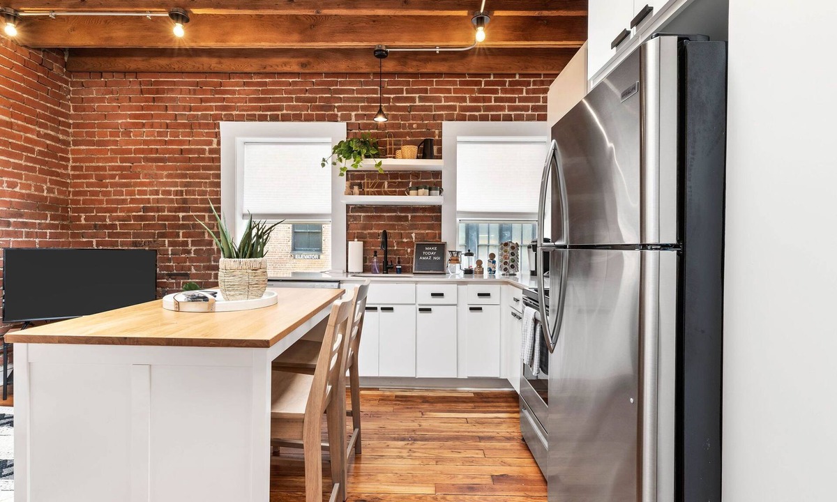 Crossroads Arts District Apartment | Oak Loft #6 + Walkable to Downtown + Parking