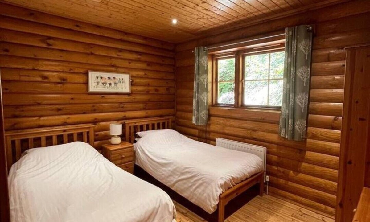 Aymestrey Cabin | 'oak' Log Cabin With hot tub
