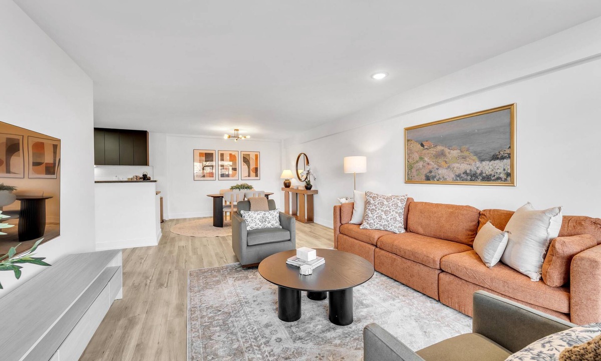 Oak Park Apartment | Oak Park Gem Next to Green Line In Unit Laundry