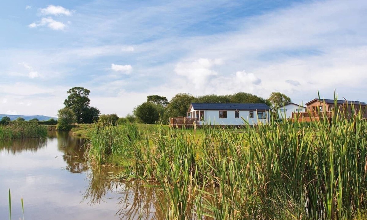 Cardeston Ski Chalet | Oak Place (Partial Lake View)