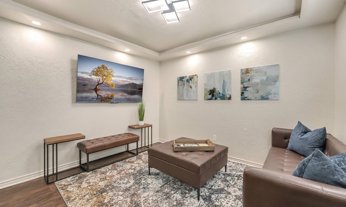Lawton Apartment | Oak's Beautiful Contemporary Suite #15