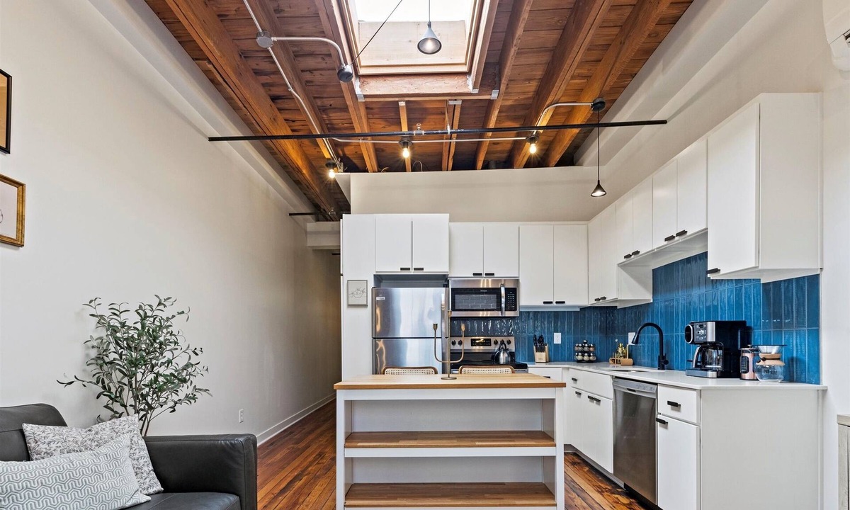 Crossroads Arts District Condo | Oak St. Loft #2 - 1 Bedroom Walkable to T-Mobile, P&L, Streetcar + Pkg