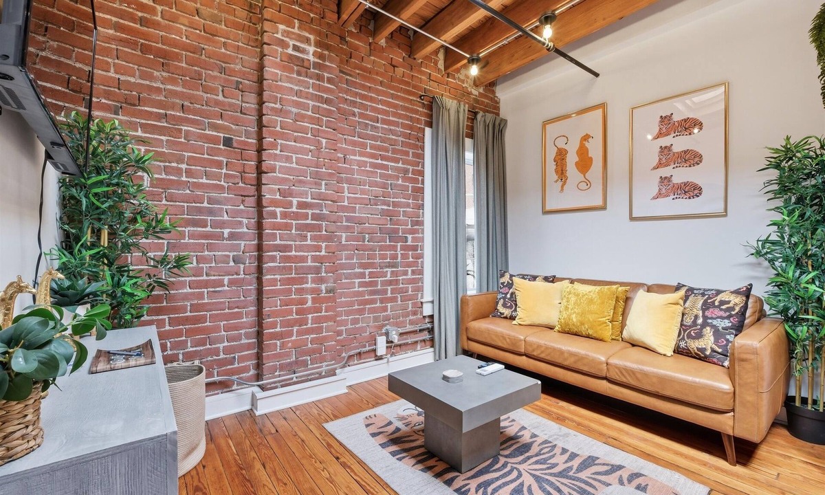 Crossroads Arts District Condo | Oak St. Loft #5 Downtown 1BR | Crossroads Arts District | Free Parking Spot