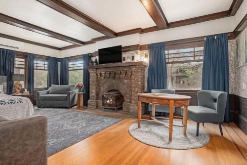 Upper Telegraph House | Oak Suite