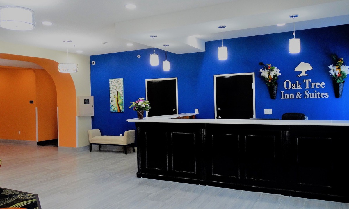 Claxton Hotel | Oak Tree Inn & Suites