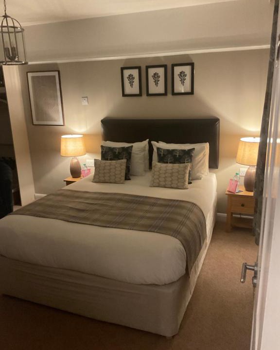 Crawley Down Bed & Breakfast | Oak Tree Lodge & Holiday Parking