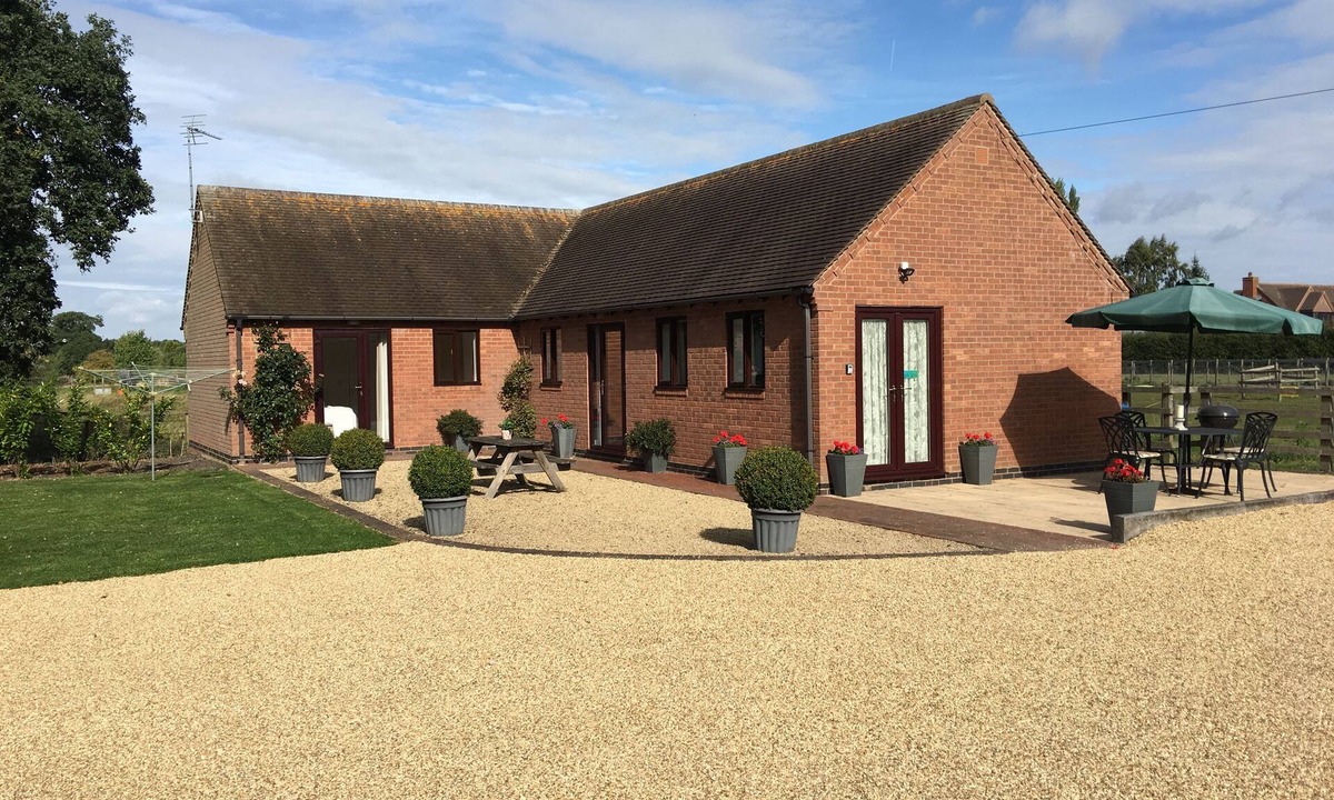 Claverdon House | OAK TREE LODGE IS A BRIGHT SPACIOUS BARN CONVERSION NR STRATFORD UPON AVON