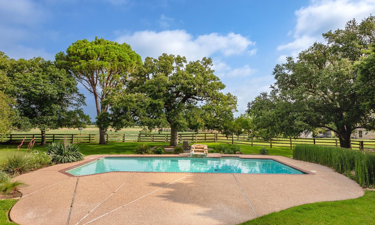 Waco House | Oak Tree Manor w/Pool