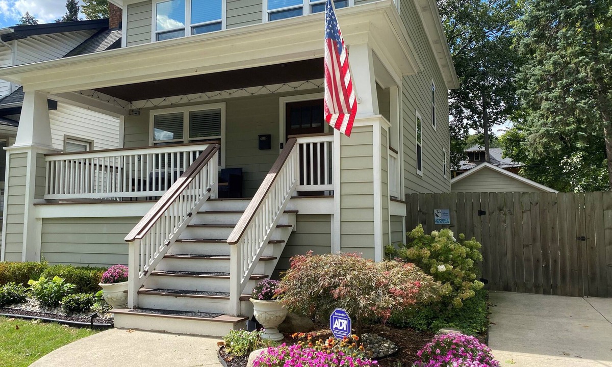 Royal Oak House | Oakdale Luxury Living