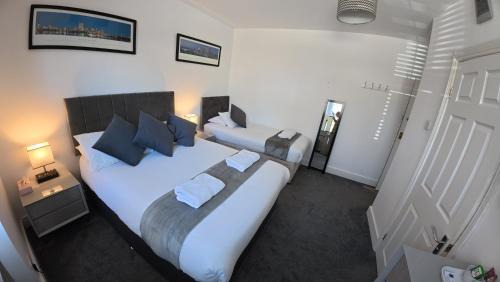 Gatwick Bed & Breakfast | Oakhurst Gatwick Traditional English B&B & bookable Holiday parking deals GATWICK transport