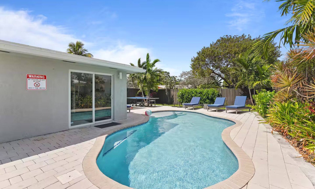Central Corals House | Oakland By The Sea 3BD/pool/BBQ/10 min to beach.