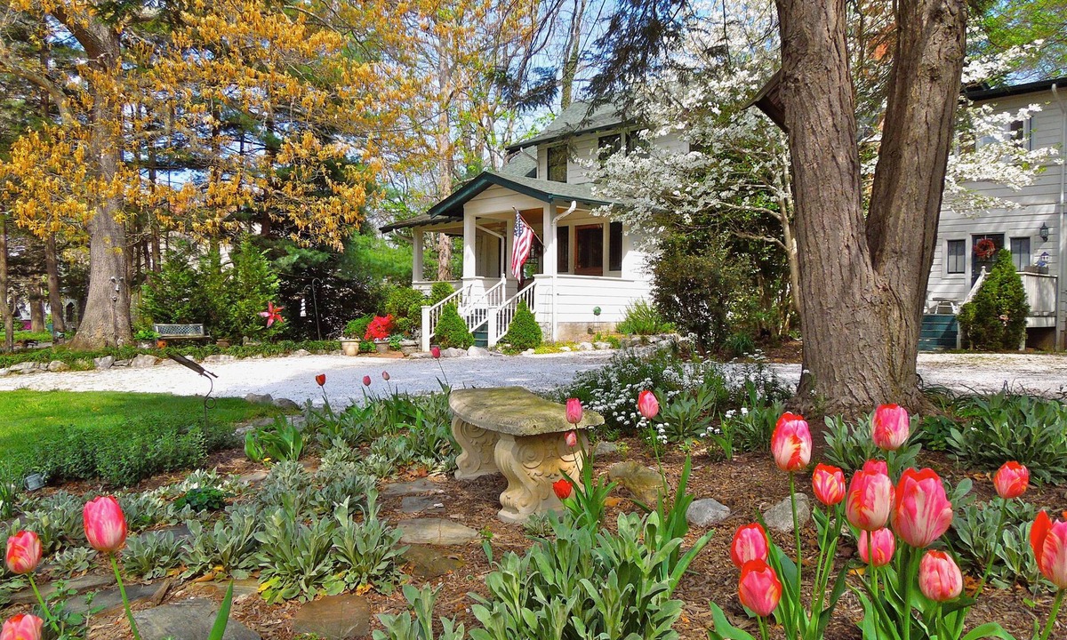 Asheville Bed & Breakfast | Oakland Cottage Bed & Breakfast