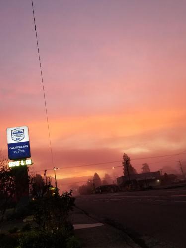 Oakridge Hotel | Oakridge Inn & Suites