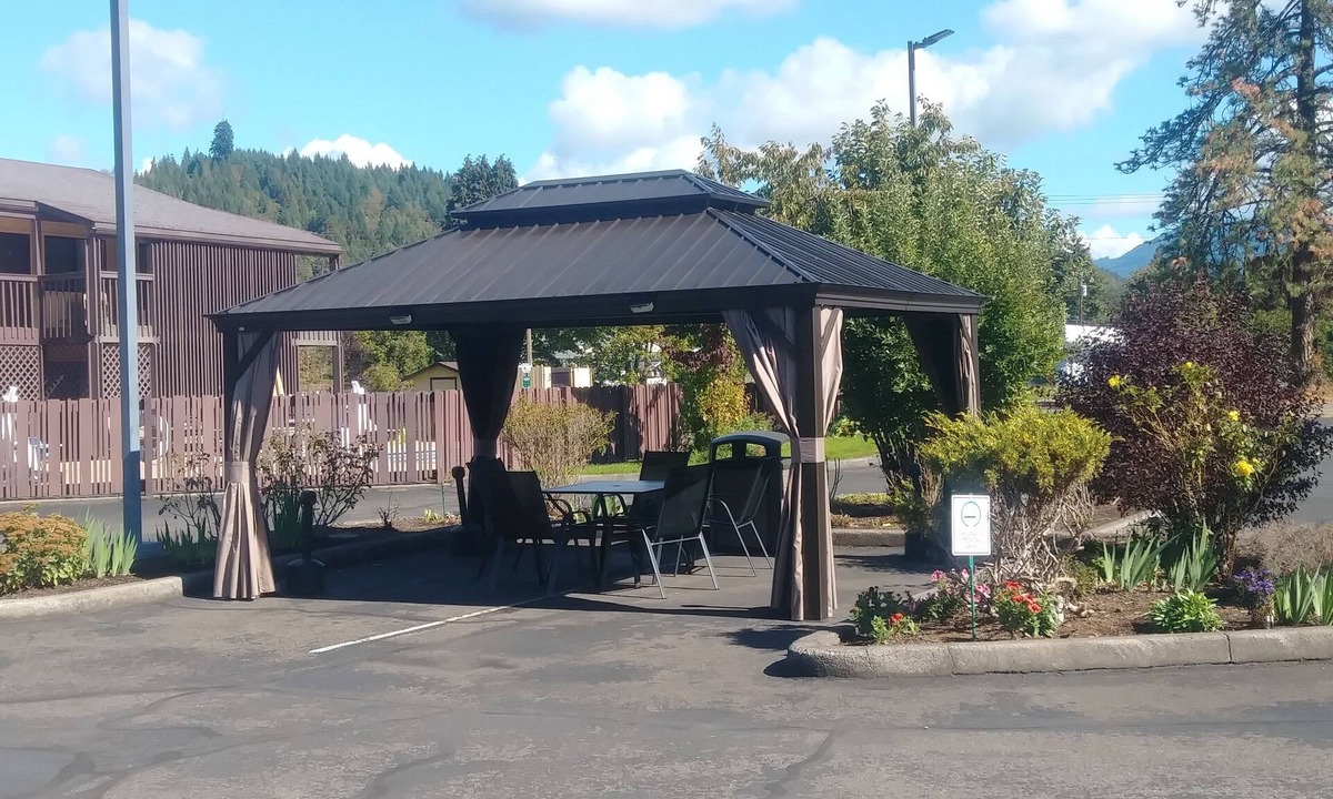 Oakridge Hotel | Oakridge Inn & Suites