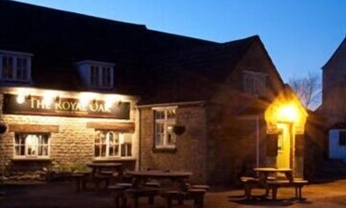 Castle Bytham Hotel | Oakrooms