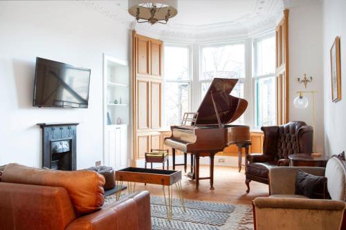 Paisley Apartment | Oakshaw Apartment