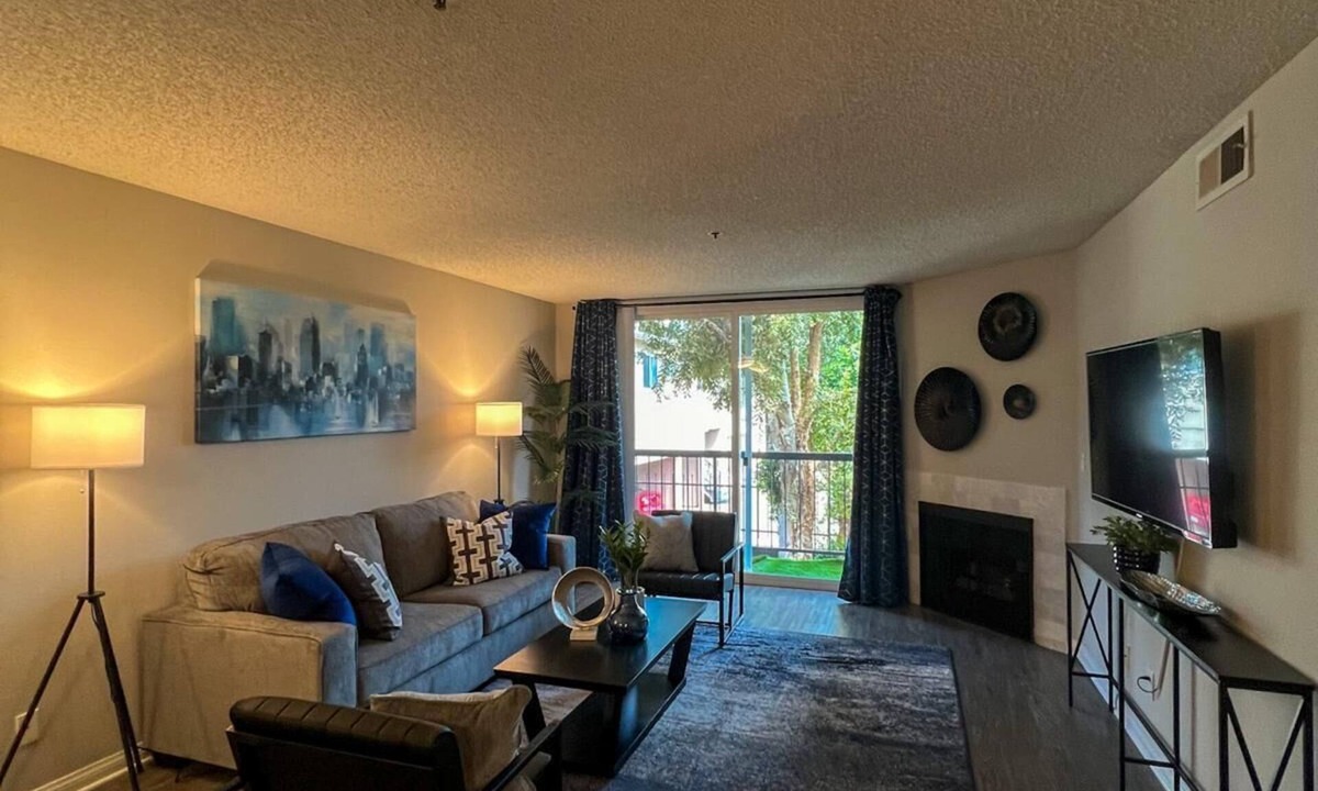 Little Armenia Hotel | Oasis 2 BR View of Hollywood Sign, W/D, & Parking