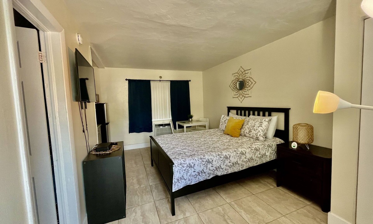 Royal Poinciana House | Oasis at Hollywood - Sleeps 2- Unit 3