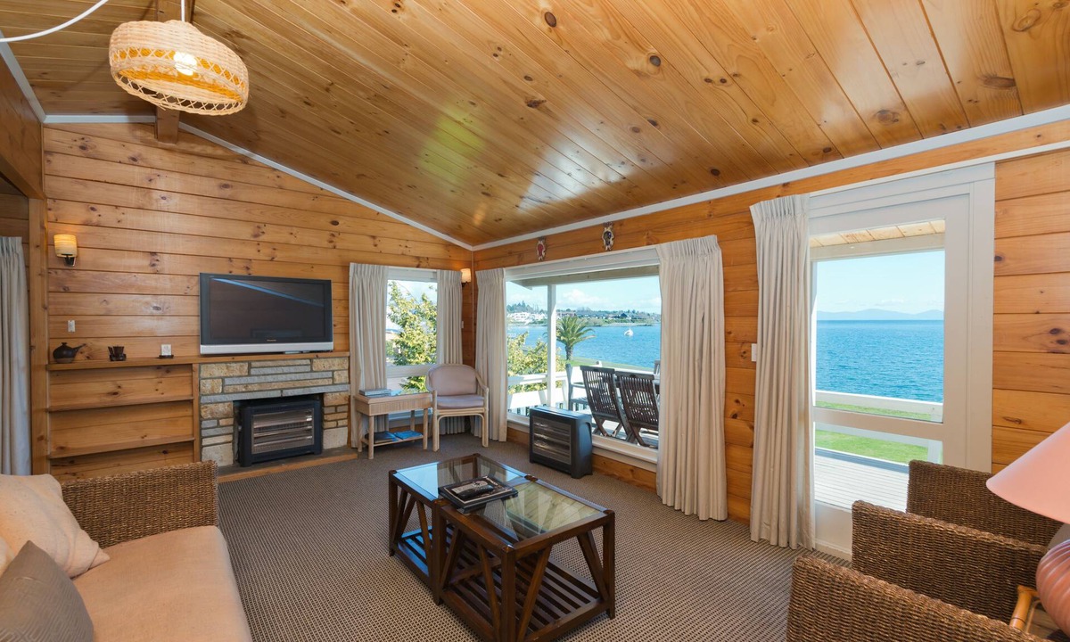 Waipahihi Hotel | Oasis Beach Motel