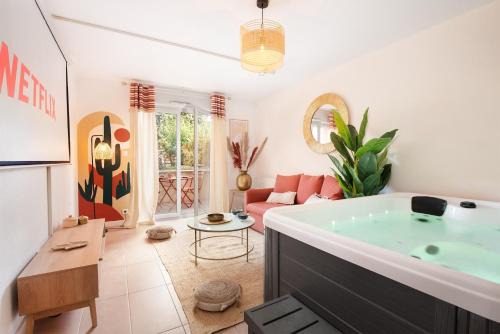 Barriere de Paris Apartment | Oasis Cachée - Jacuzzi et cinéma