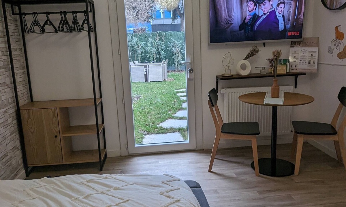Saint-Gratien Apartment | Oasis de Verdure à 15 min de Paris : Studio Avec un Coin Repas en Plein air !