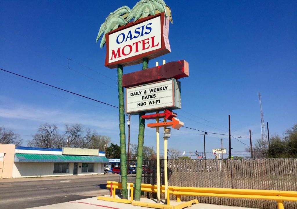 Central Arlington Hotel | Oasis Motel