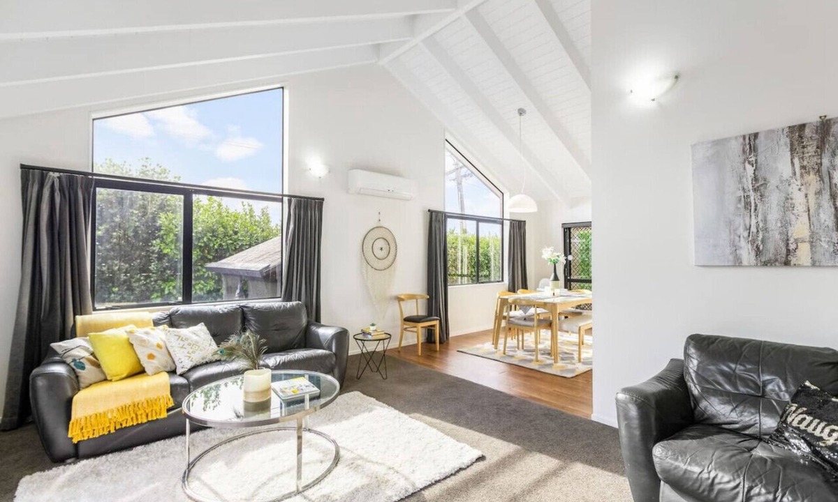 Hobsonville House | Oasis Ode Retreat with pool, spa and trampoline