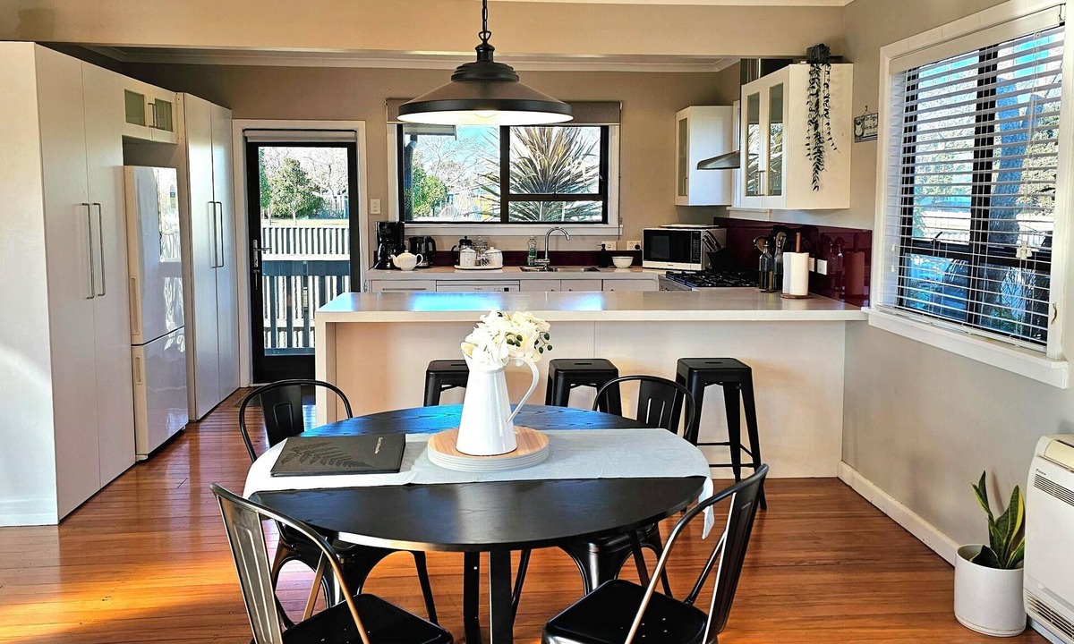 Taradale House | Oasis on Osier, walk to Mission & Wineries!