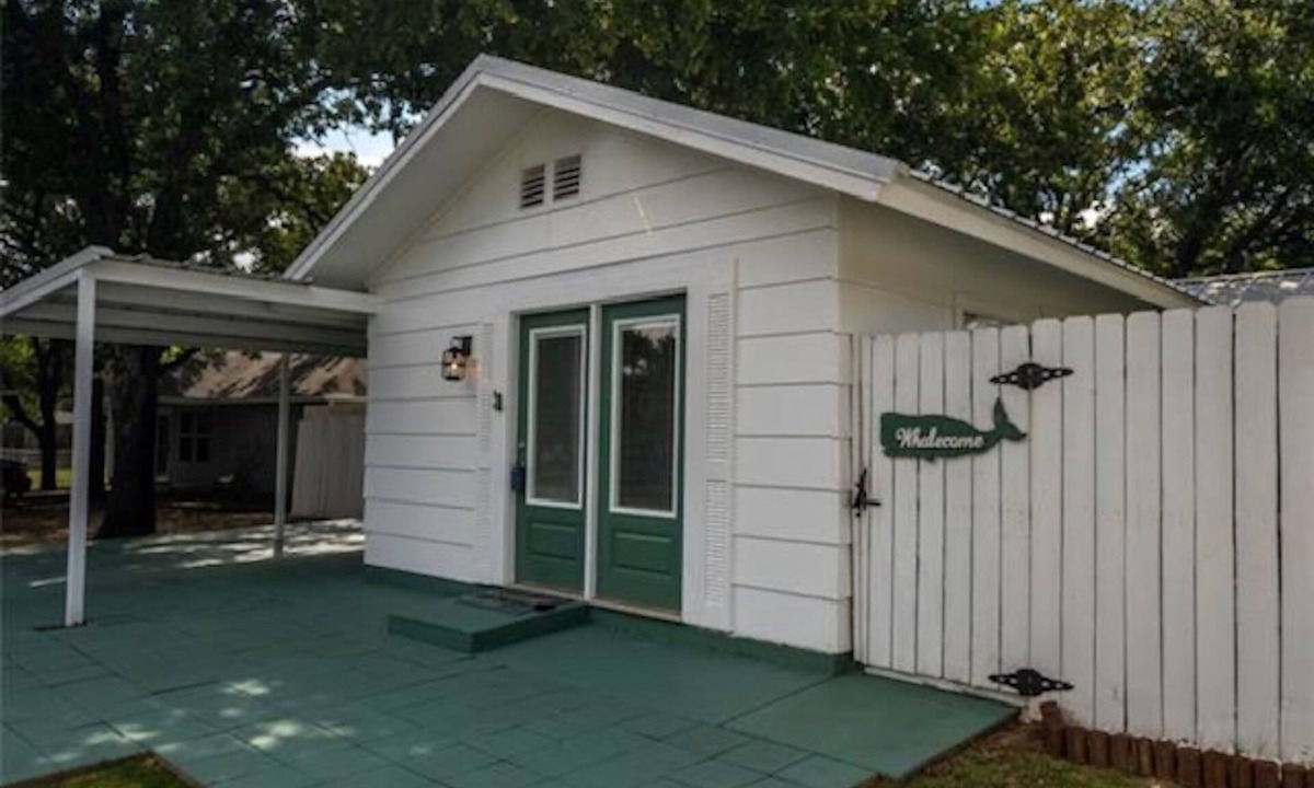 Granbury House | 🧜‍♀️ Oasis Paradise Guesthouse