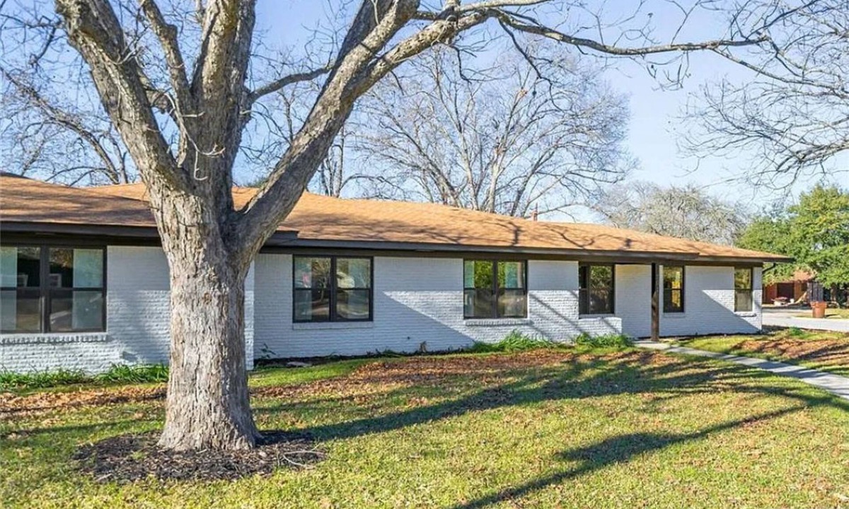 Lockhart House | Oasis Ranch Retreat Walk to Town Big Yard