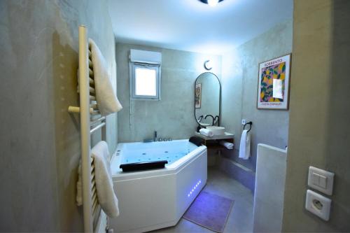 Aubervilliers Apartment | Oasis SPA Bath et Jardin Parisien