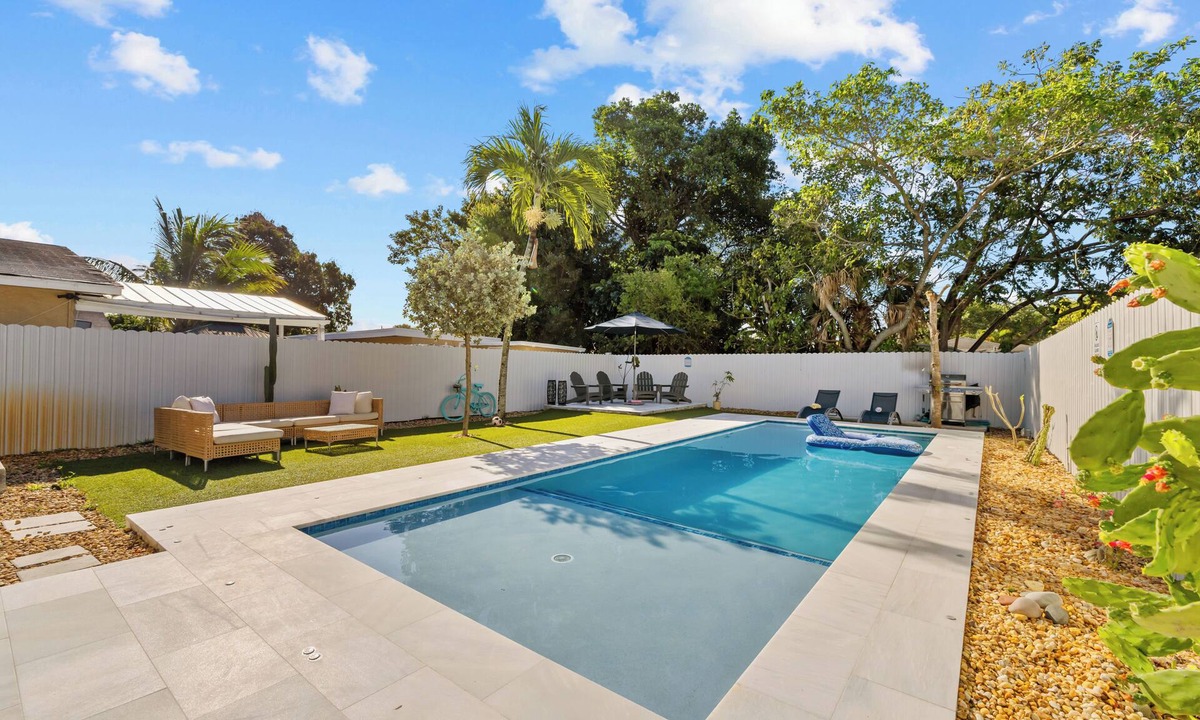 West Park House | Oasis Yard -Pool-Jets-Game Room-BBQ-Relaxing