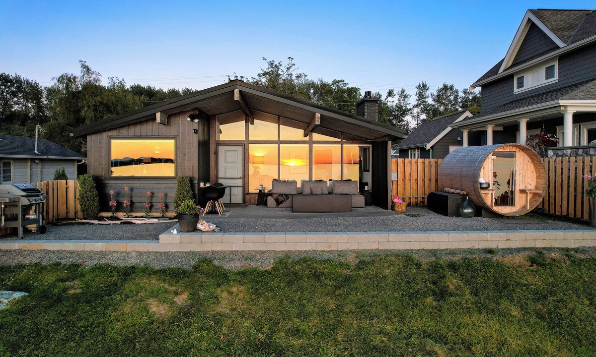 Blaine House | Obsidian - Beachfront Mid-Century Modern with Sauna and Air Conditioning