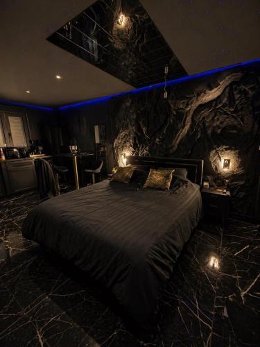 Triel-sur-Seine Apartment | Obsidian Suite Love Room