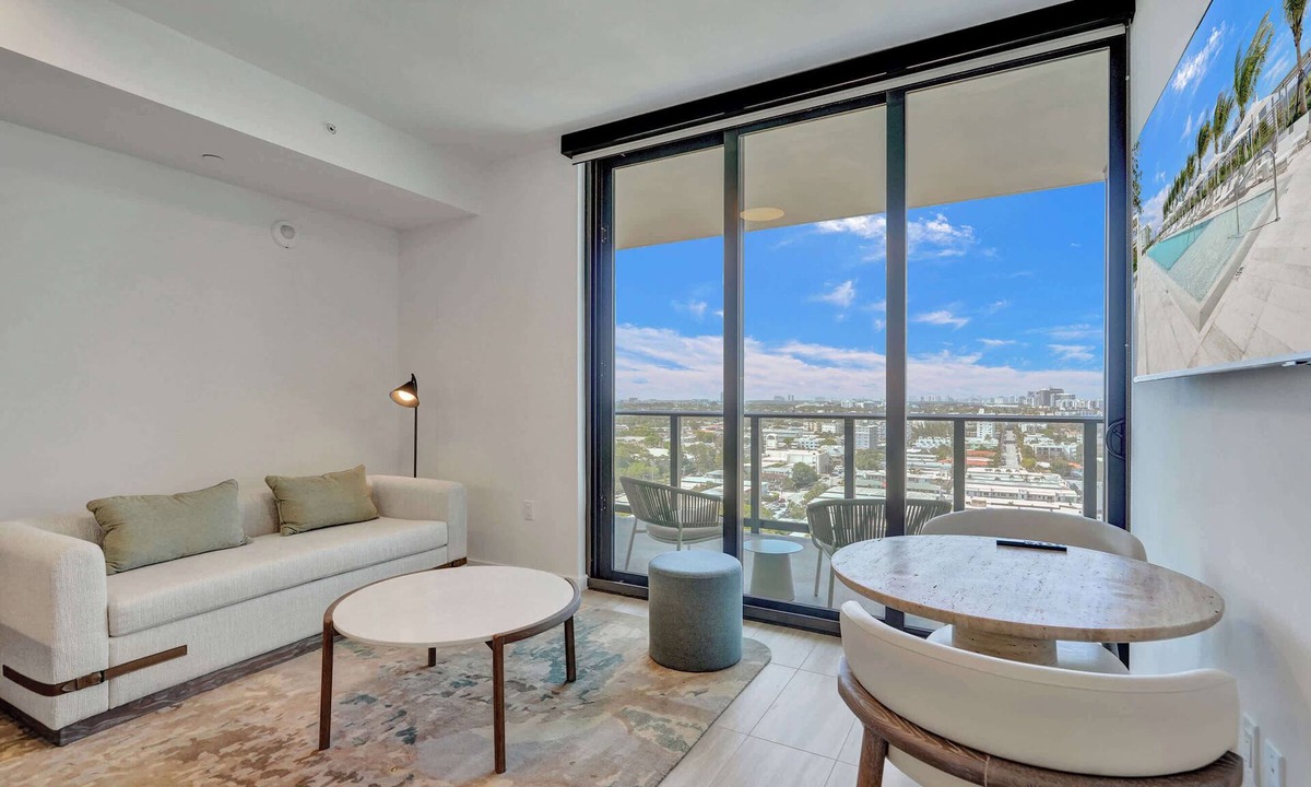 North Beach Condo | Ocean Breeze 1BR | Balcony, Pool & Gym in 72 Park