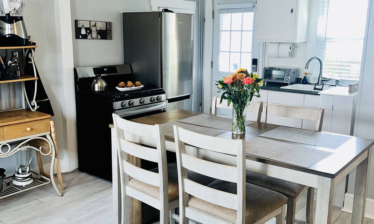 Hampton Cottage | Ocean Breeze -Dog Friendly Cottage Steps 2 Beach Sleeps 4 - 100 yards to Beach!
