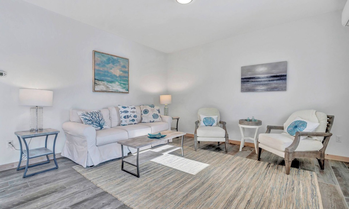 Owls Head House | Ocean Breeze West Wind – Updated 2BR/2BA home steps from Crescent Beach