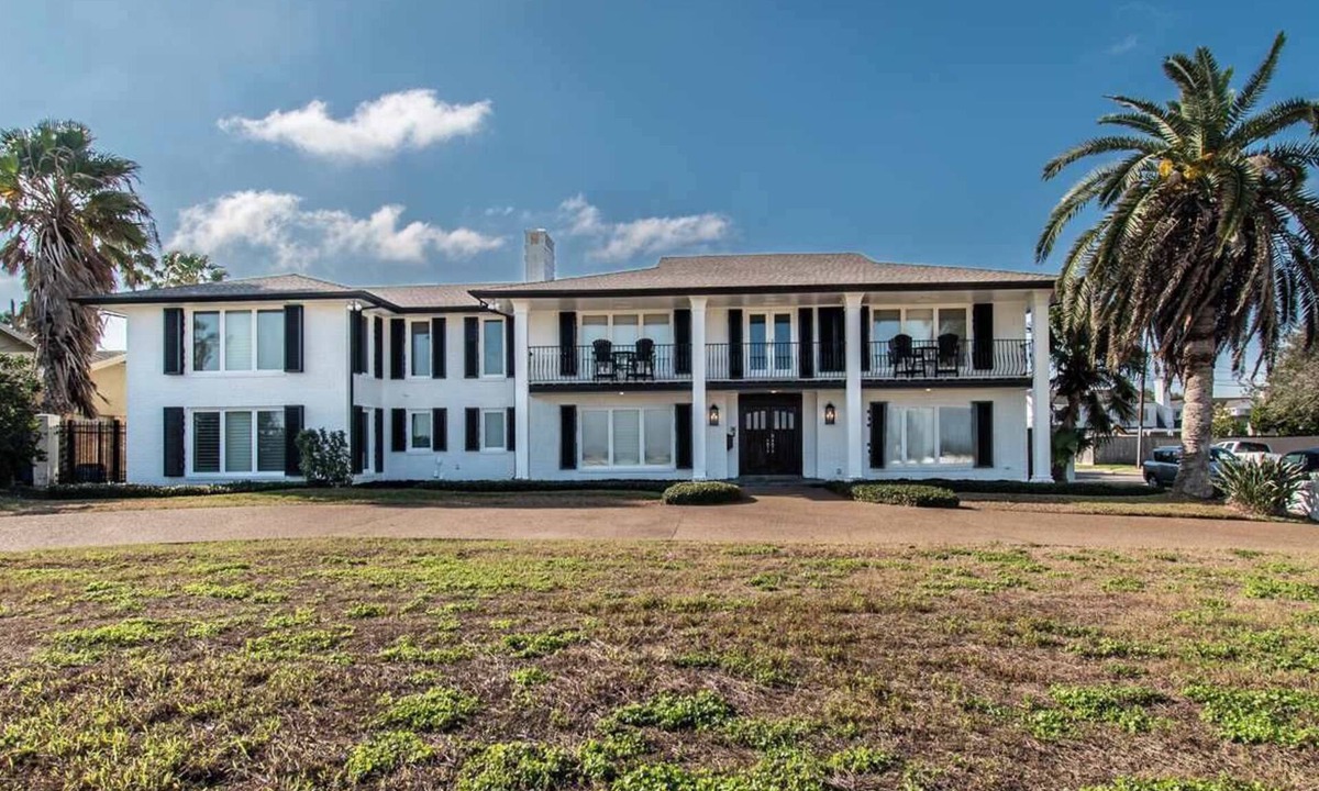 Bay Area House | Ocean Drive Grand Estate Sleeps 54 Pool