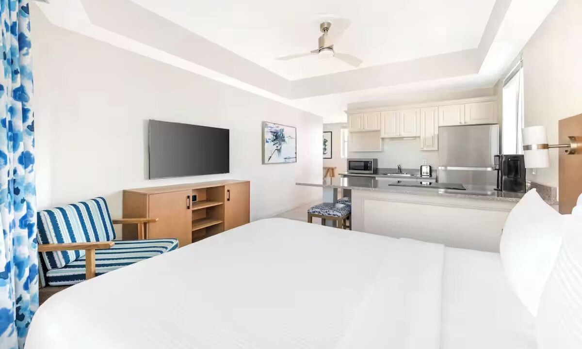 Seminole Park Hotel | Ocean Escape Studio w/Kitchen l Heated Pool by Atlantic Beach