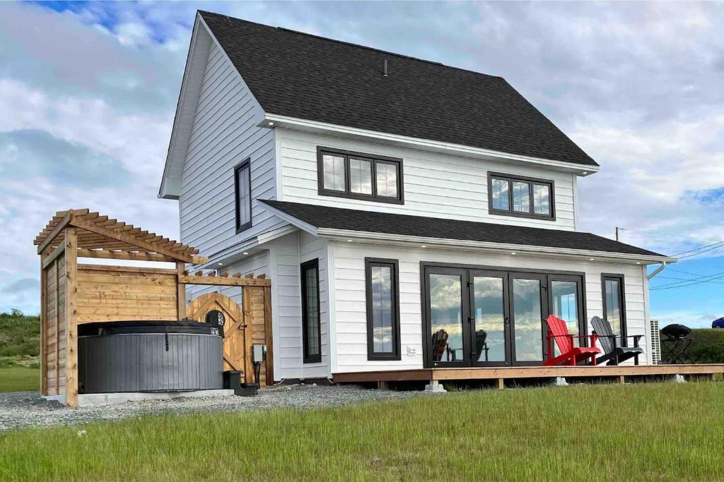 Port de Grave House | Ocean Front 3Bdrm Saltbox 'SeaForever' wHot Tub