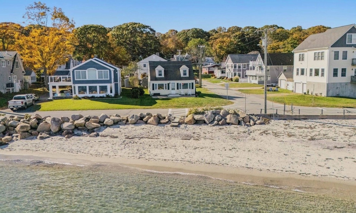 Niantic House | Ocean Front Cozy Cottage