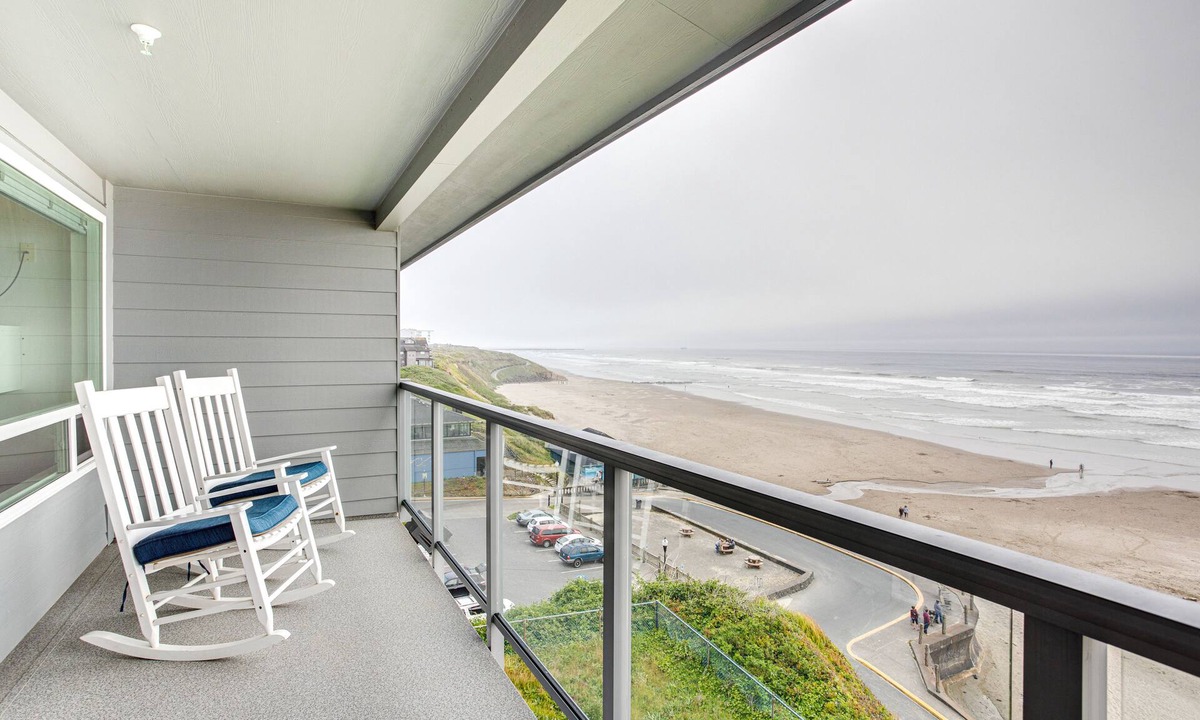 Newport Condo | Ocean Front, Excellent Lighthouse Views, Nye Beach!