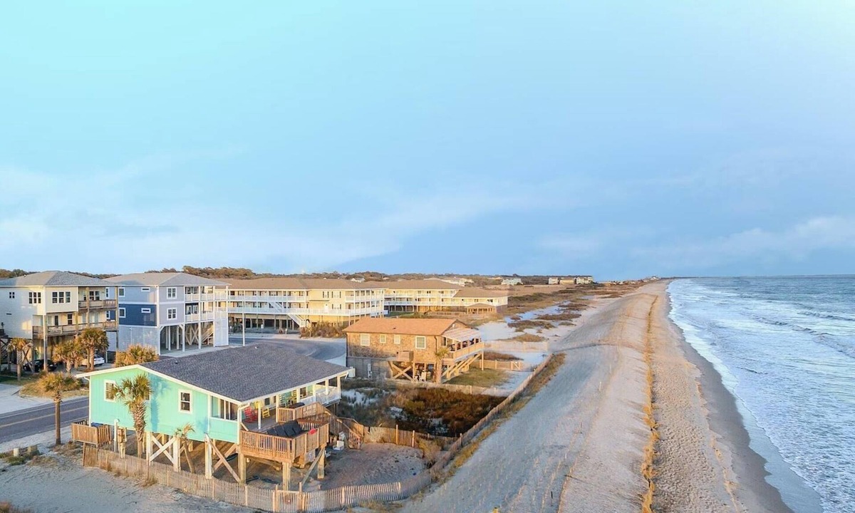 Long Beach House | Ocean front,pet friendly,fenced yard