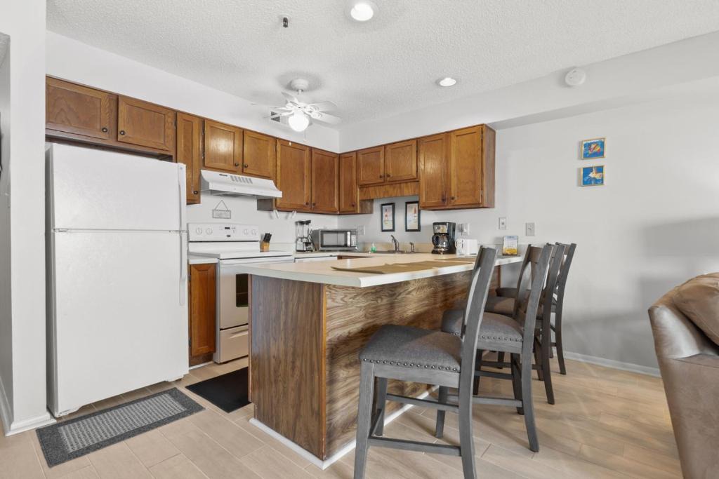 Crescent Beach House | Ocean Inn 203