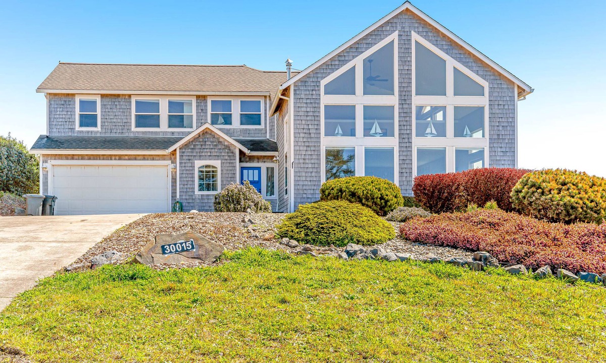 Cloverdale House | Ocean & Mountain View Home with Private Hot Tub, Pool Table, Deck, Fast WiFi