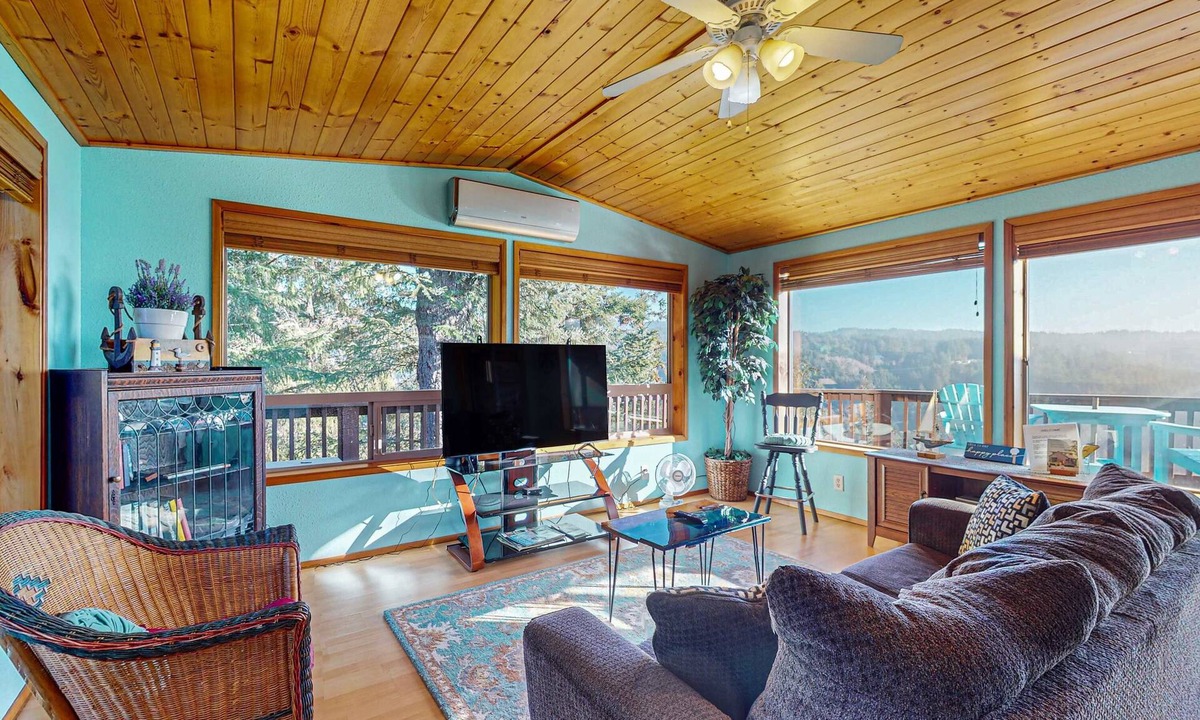 Brookings Cabin | Ocean/mountain view home in Boardman Scenic Corridor with great deck